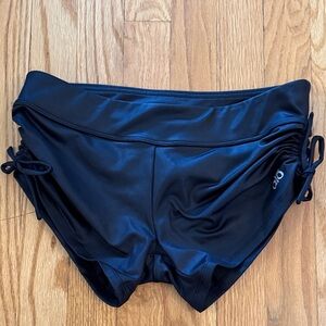 ALO Yoga sz S Hot Yoga shiny Black Performance short Shorts great condition